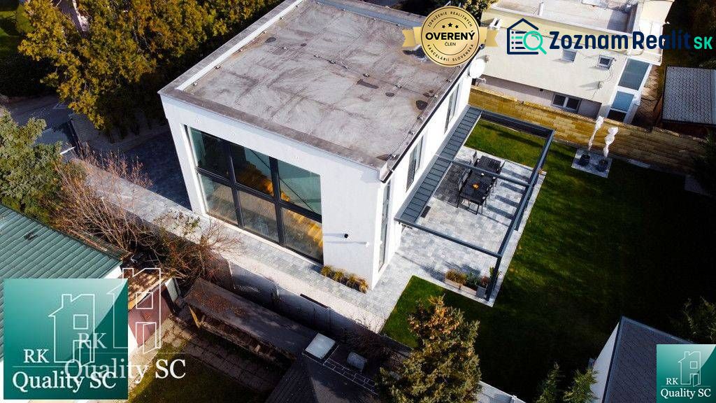 Ein Einfamilienhaus an den Sonnenseen Süd in Senec mit großen Fenstern und einer Terrasse.