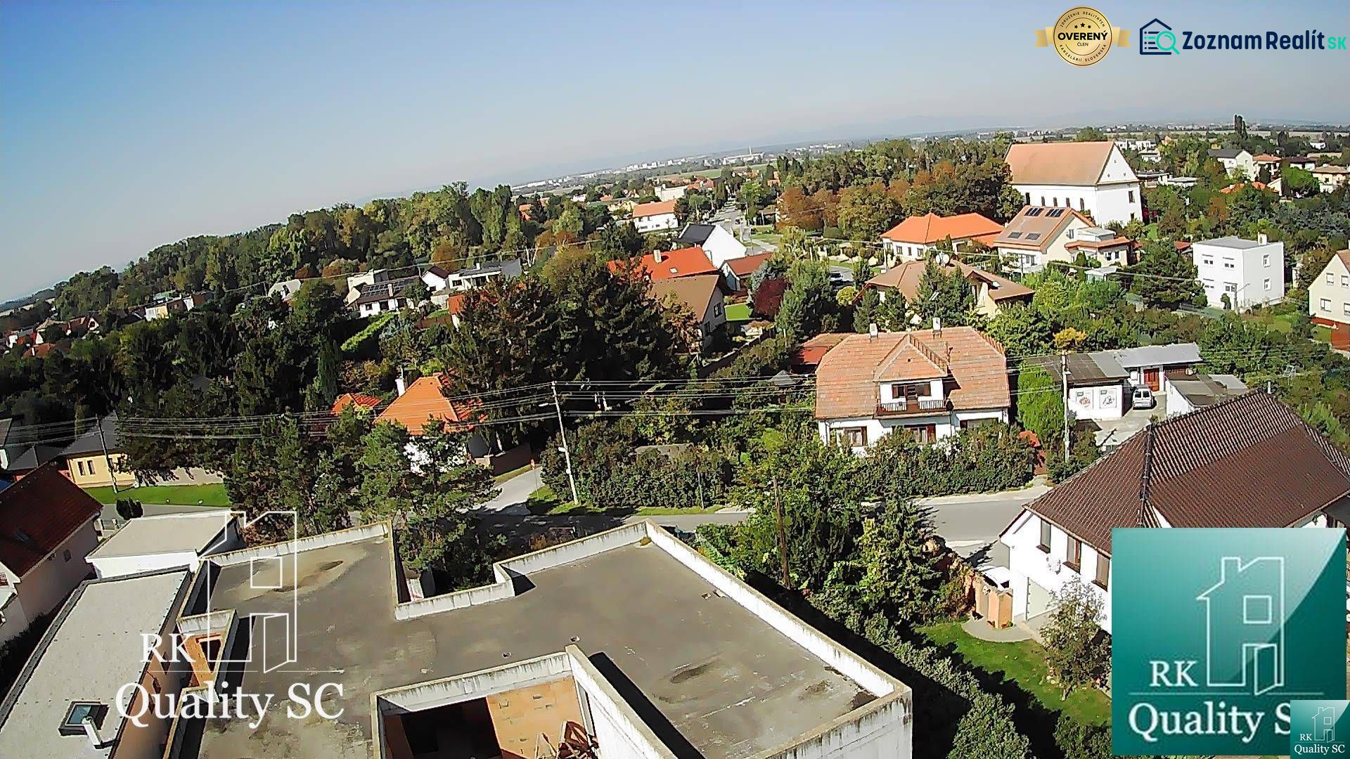 Ein Blick auf das Einfamilienhaus in Kráľová pri Senci in der Záhumenská-Straße mit der umliegenden Grünfläche.