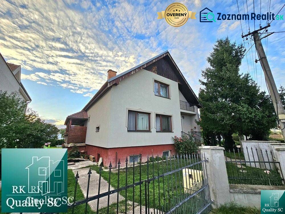 Einfamilienhaus in Tureň, Tureň, mit Zaun und Garten, in einer ruhigen Straße.