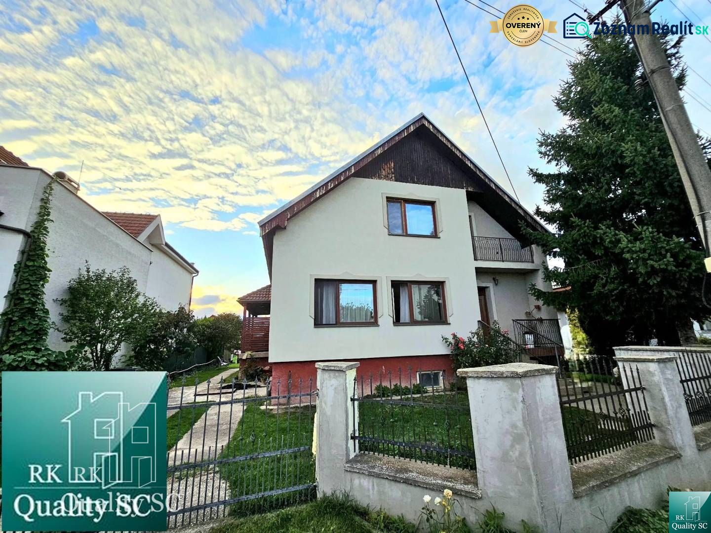 Ein Einfamilienhaus in Tureň in der Straße Tureň mit einem eingezäunten Garten und blauem Himmel.