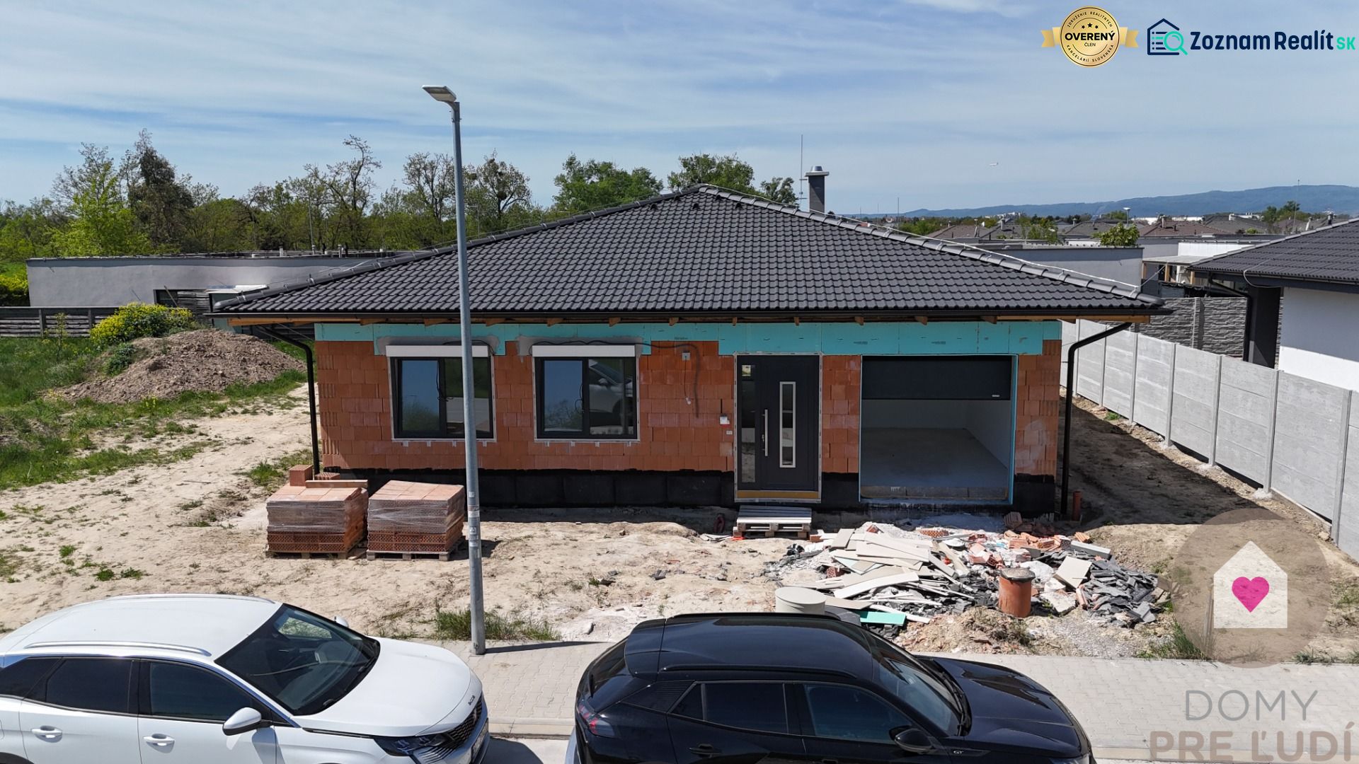 Ein Einfamilienhaus im Bau in Bernolákovo, mit einer freiliegenden Ziegelkonstruktion und einem grauen Dach.