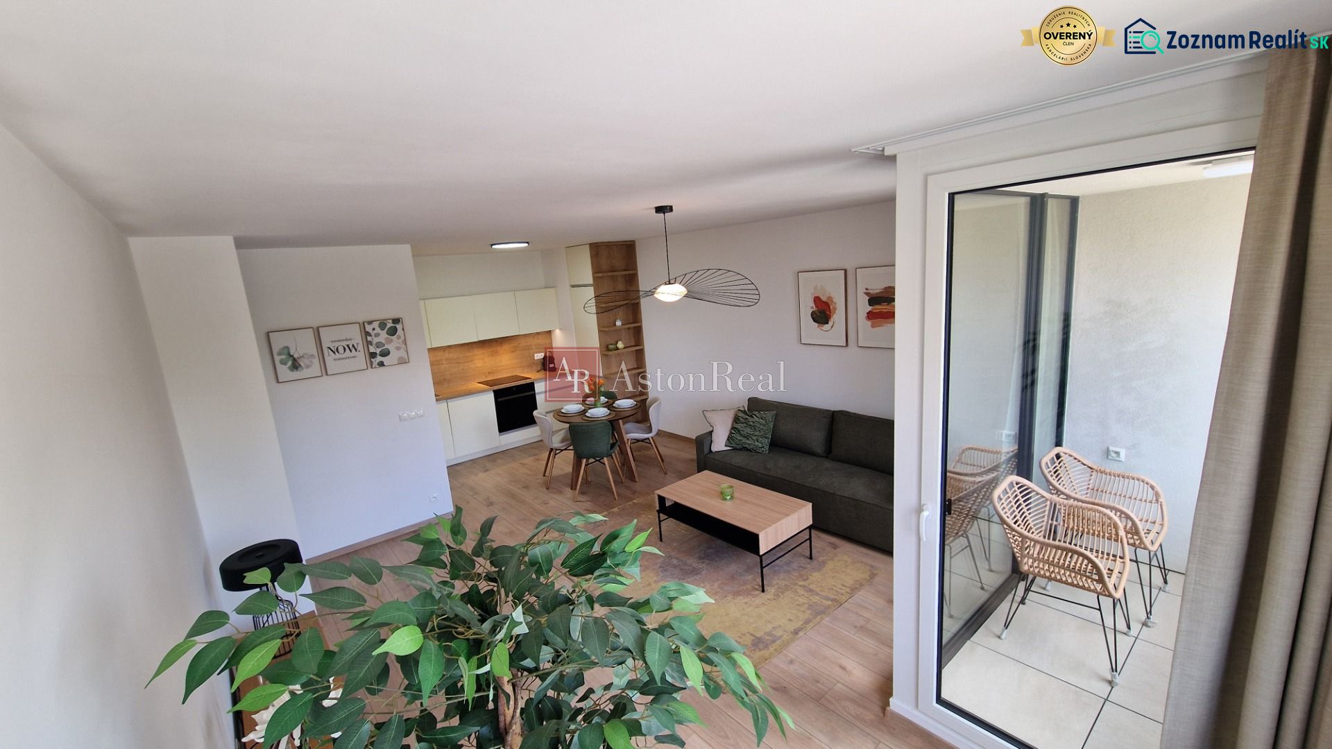 Innenraum einer 2-Zimmer-Wohnung mit Holzboden, modernen Möbeln und Balkon.