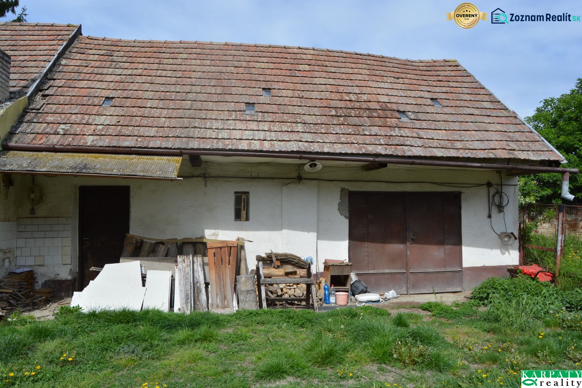 Ein Einfamilienhaus in Horné Saliby mit einem alten Dach und einem ungepflegten Außenbereich.