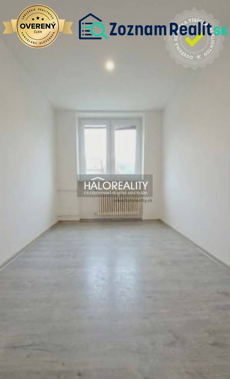 Zimmer in einer 3-Zimmer-Wohnung mit Holzboden und weißen Wänden.