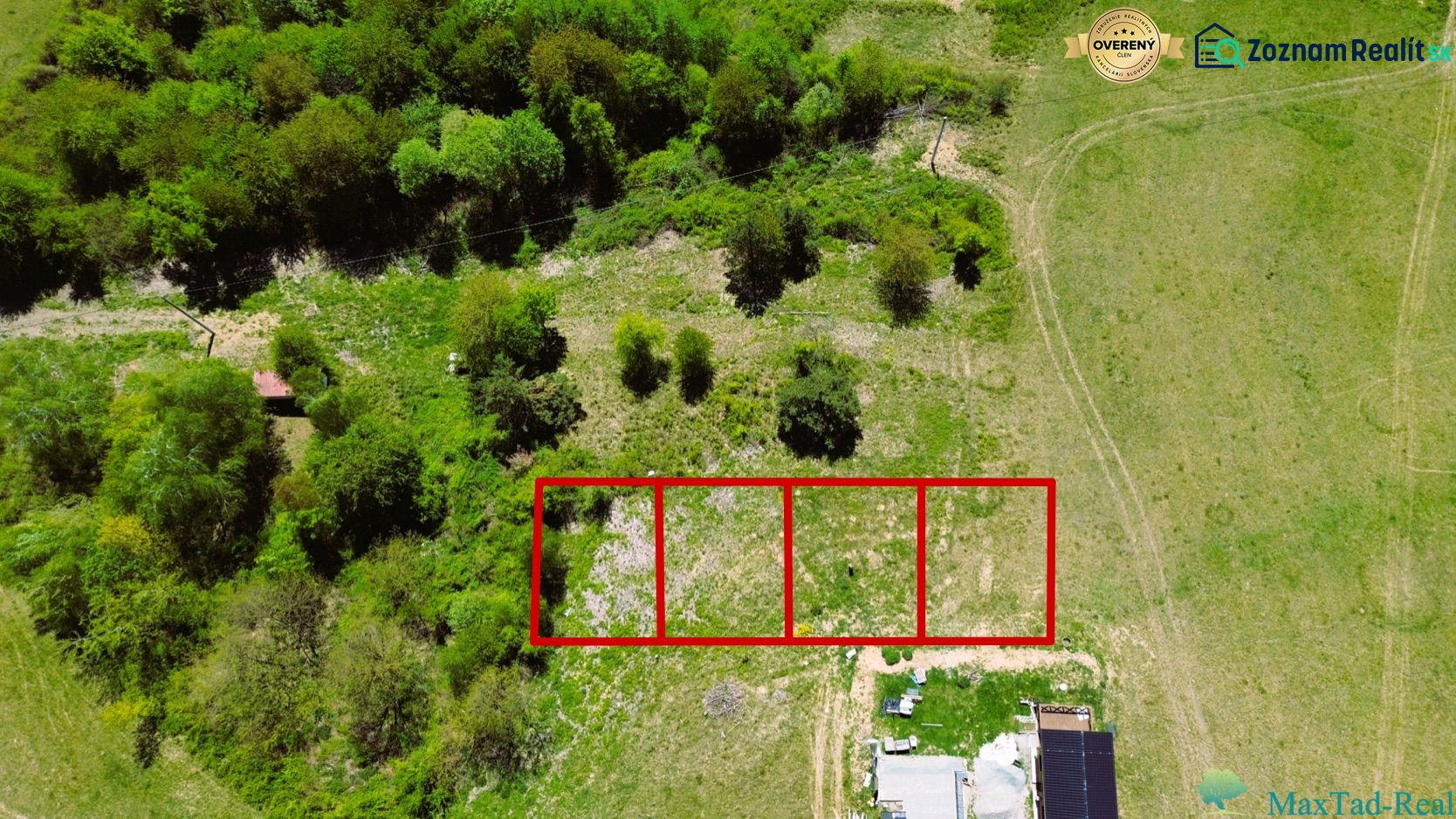 Erholungsgrundstücke in Nová Kelča, umgeben von Grün, durch rote Linien getrennt.