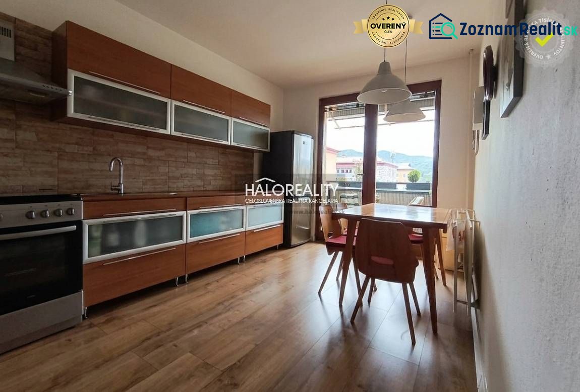 Küche in einer 3-Zimmer-Wohnung mit Holzboden und Esstisch.