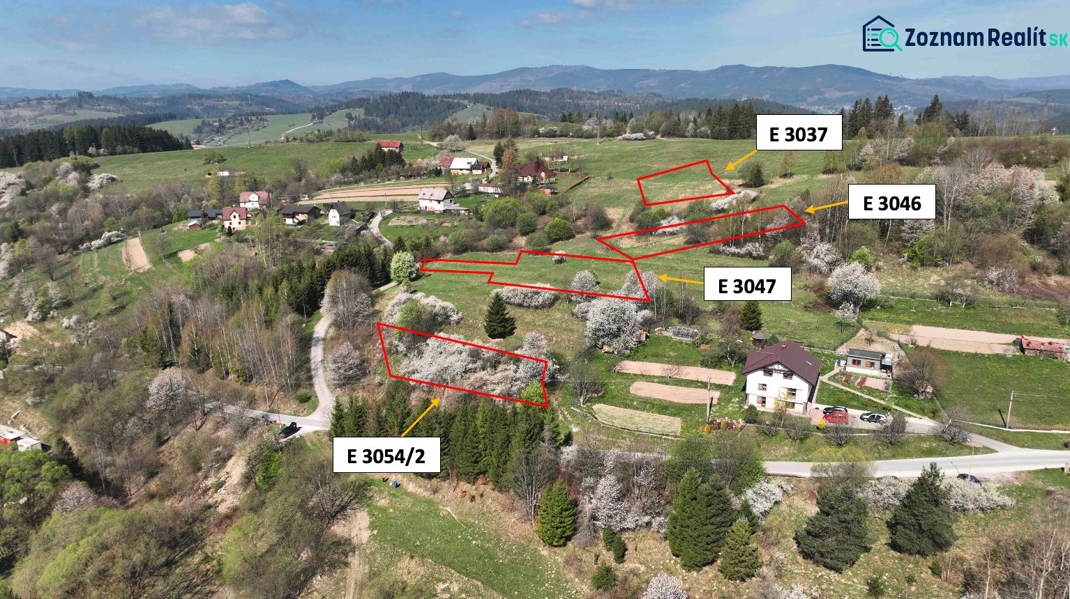 Luftaufnahme von landwirtschaftlichen und forstwirtschaftlichen Flächen in Svrčinovec mit markierten Parzellen.