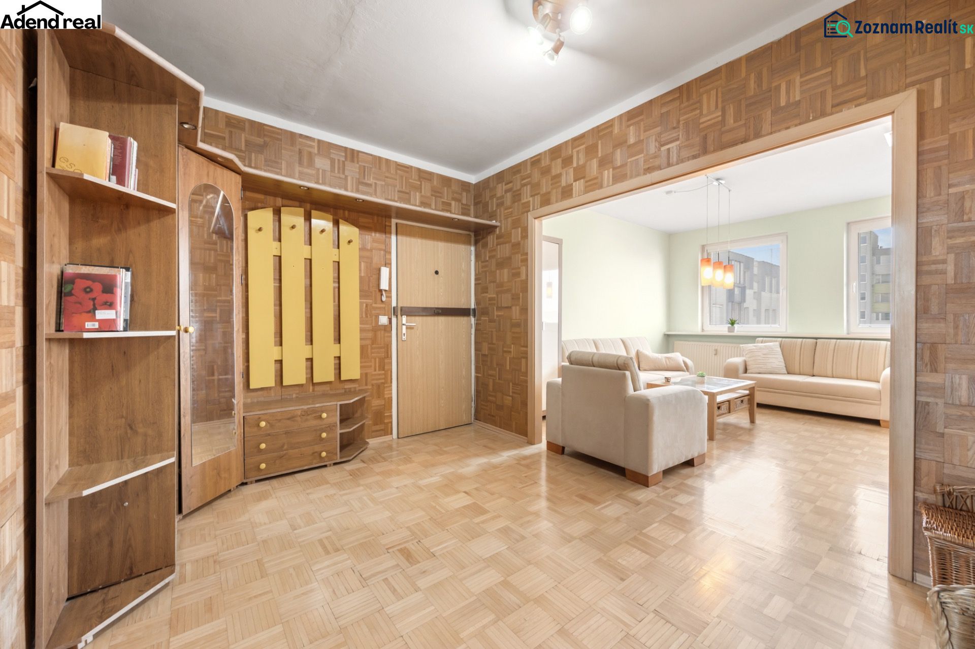 Flur mit Holzdekor und Eingang zum Wohnzimmer in einer 3-Zimmer-Wohnung.