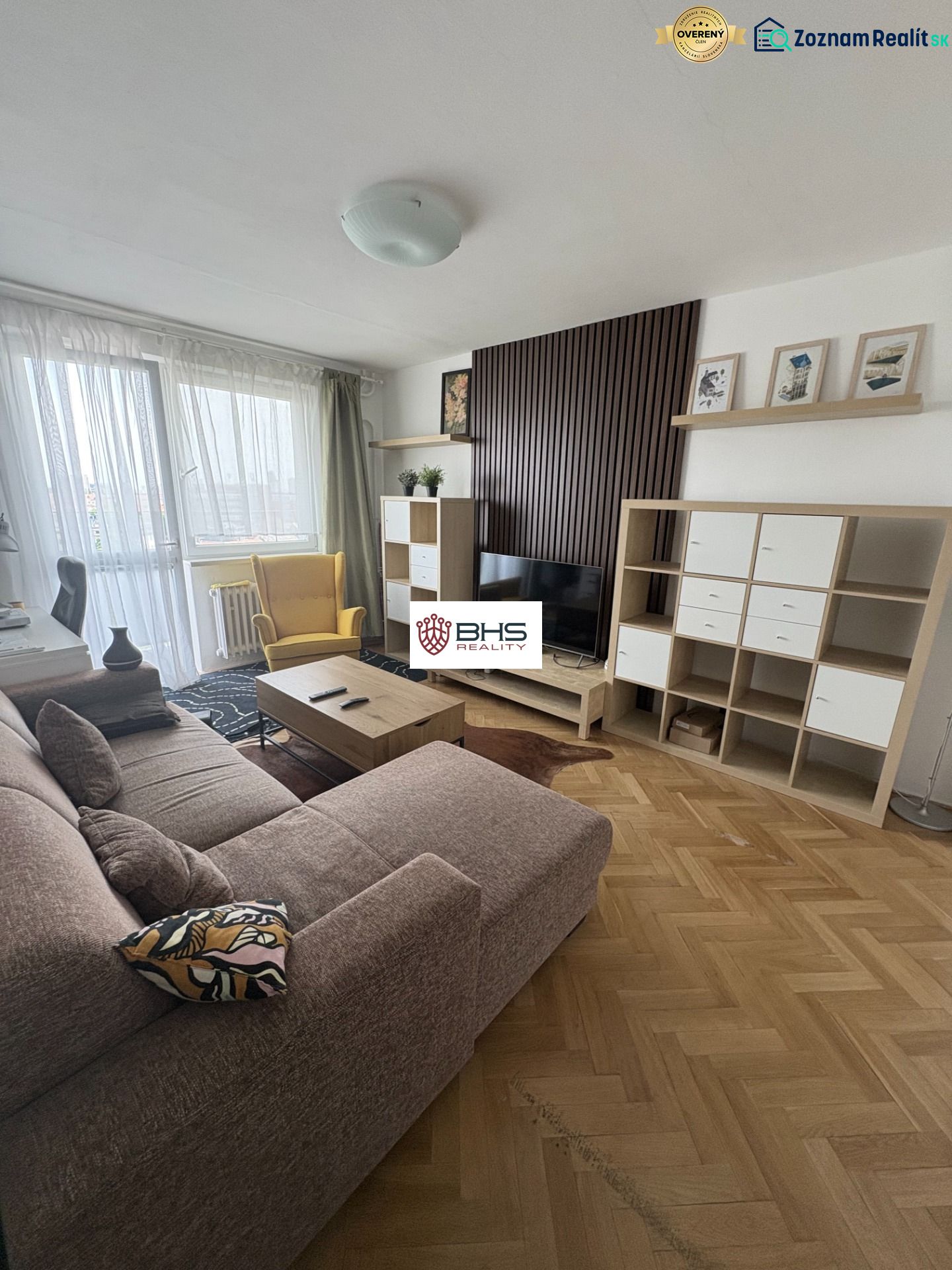 Wohnzimmer in einer 2-Zimmer-Wohnung mit Holzboden, Sofa und TV-Schrank.