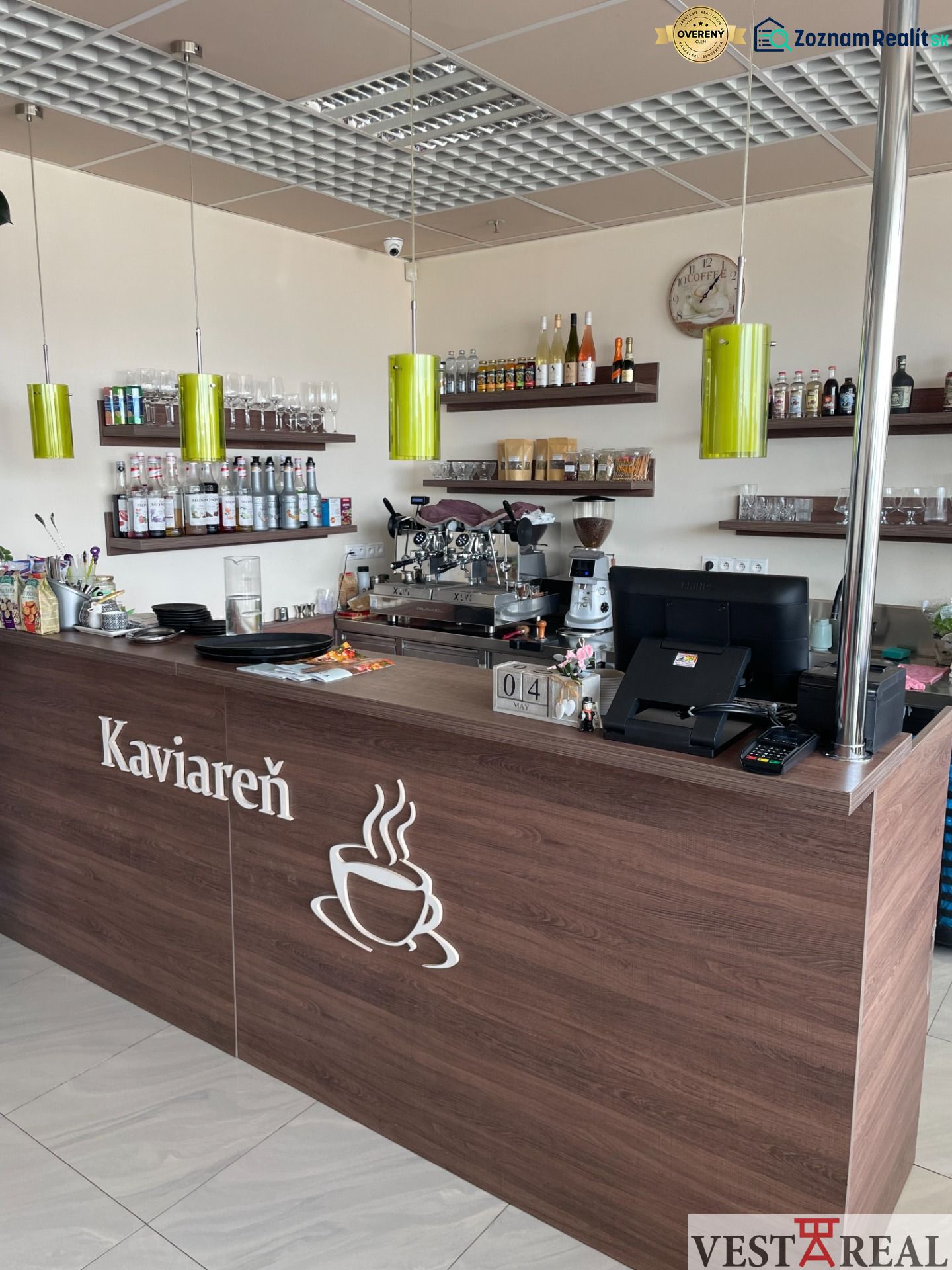 Interieur eines Cafés mit Holzelementen, Theke, Regalen und Kaffeemaschine, optimiert für Gastronomiebereiche.