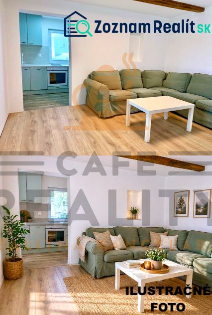 Helles Wohnzimmer in einem Einfamilienhaus mit Küche und Sofa, Boden mit Holzdekor.