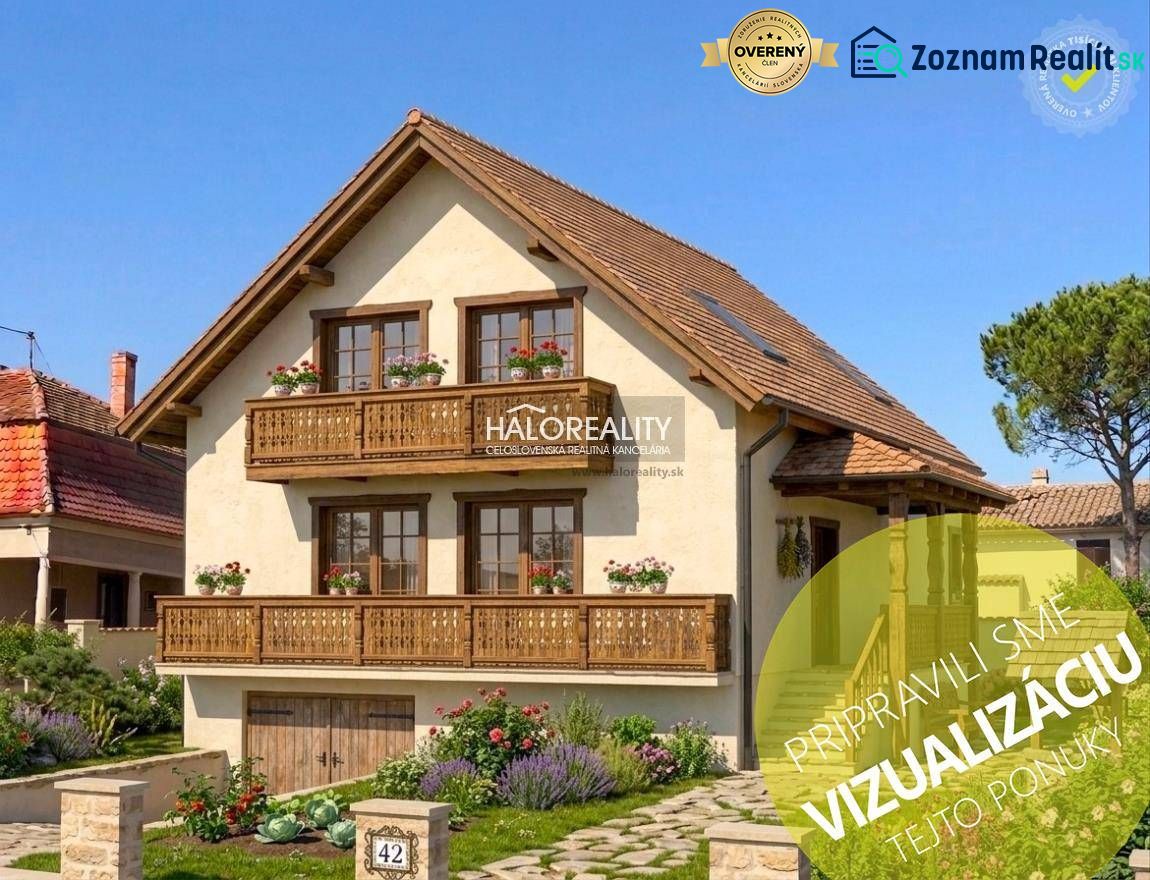 Ein Einfamilienhaus in Radvaň nad Dunajom mit Holzelementen und einem Garten in blühenden Farben.