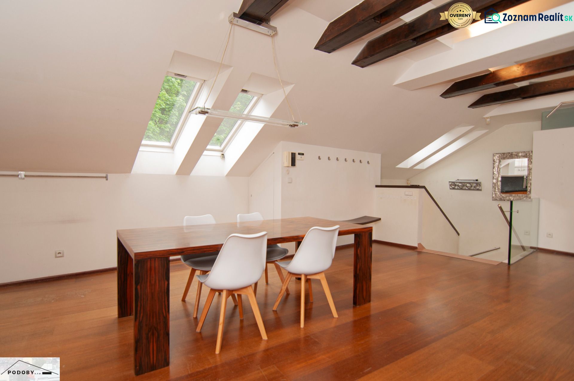 Helles Esszimmer in einer 3-Zimmer-Wohnung mit Holzboden und Dachfenstern.