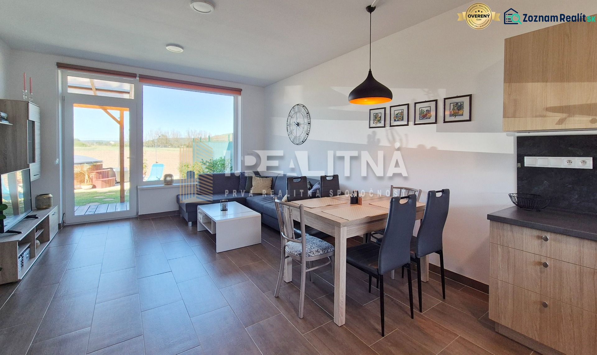 Esszimmer in einem Einfamilienhaus mit Holzboden und Blick nach draußen.