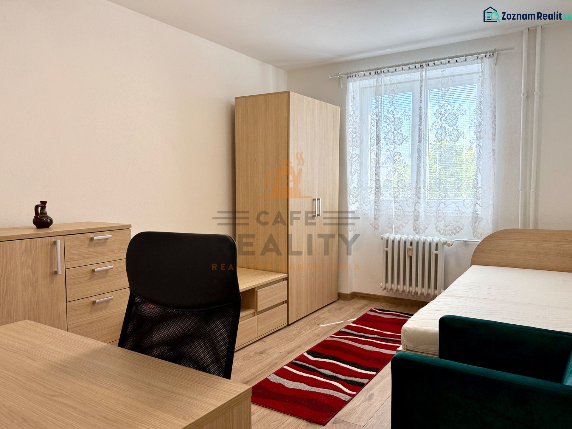 Innenraum einer 1-Zimmer-Wohnung mit Möbeln in Holzdekor und Teppich.