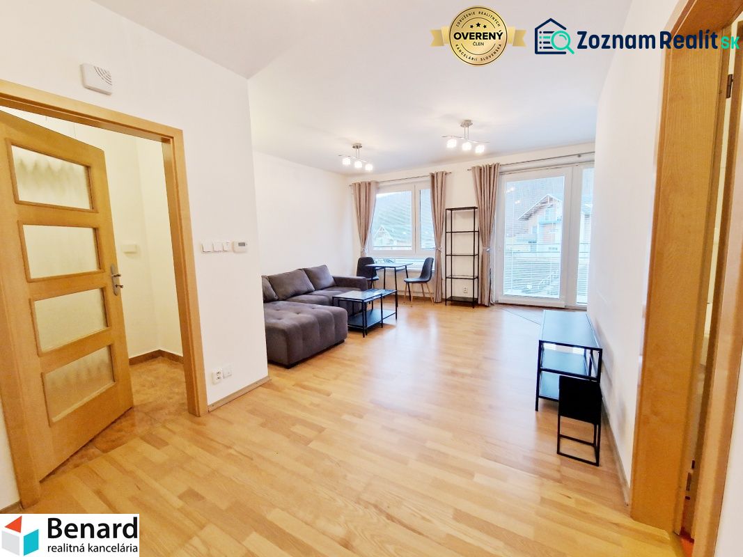 Wohnzimmer in einer 3-Zimmer-Wohnung mit Holzboden und Sofa.