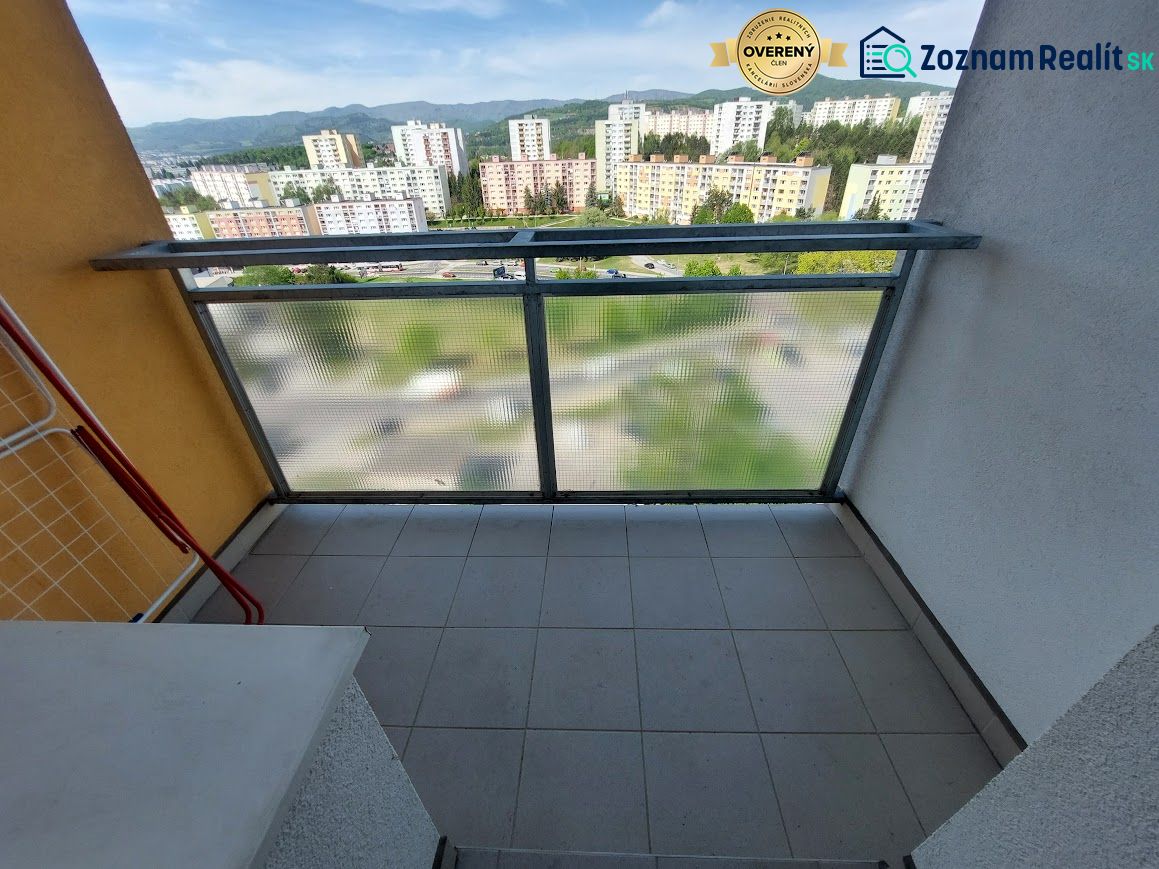 Balkon in einer Einzimmerwohnung mit Blick auf das Wohngebiet von Banská Bystrica in der Sitnianska-Straße.