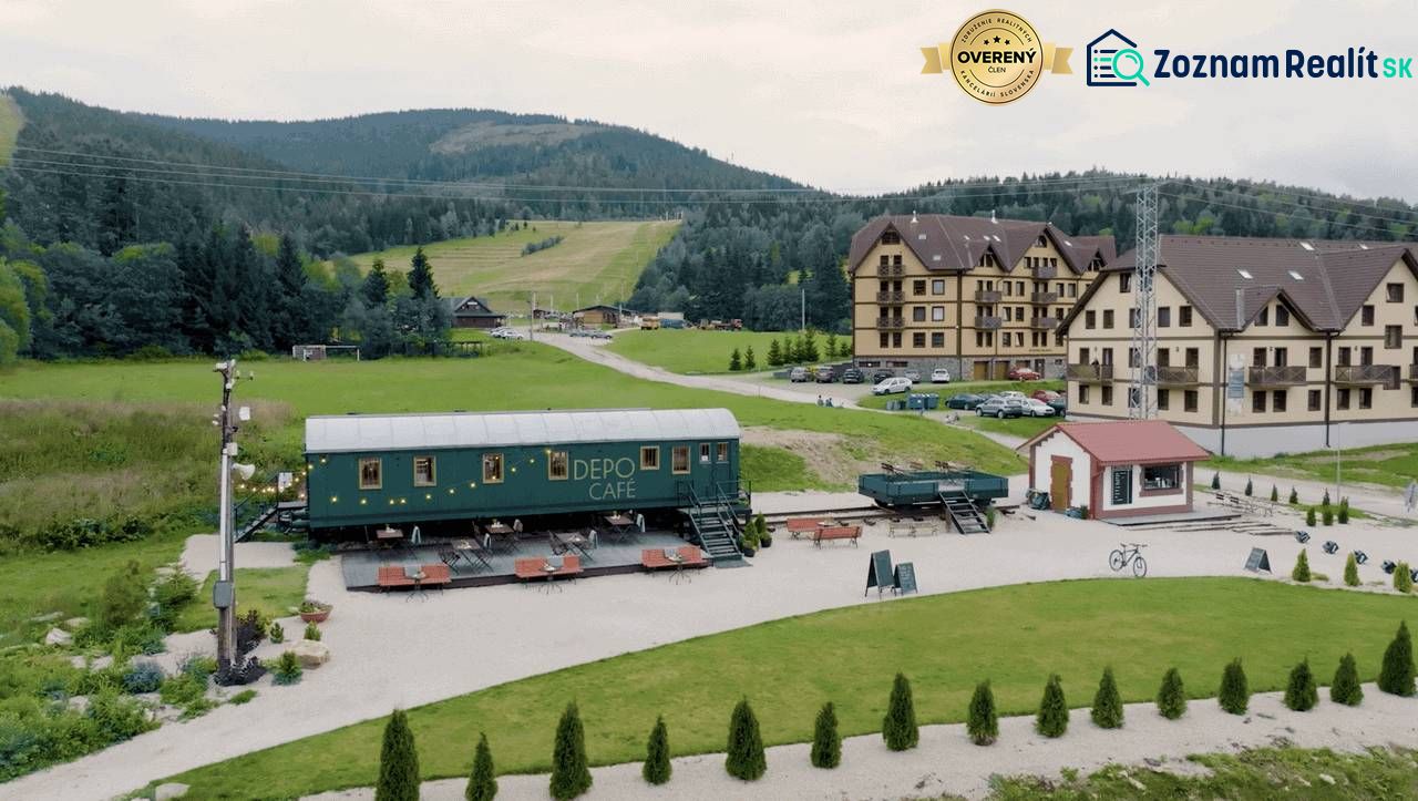 Eine Ferienwohnung in Telgárt, umgeben von Natur, im Hintergrund ein Eisenbahnviadukt.
