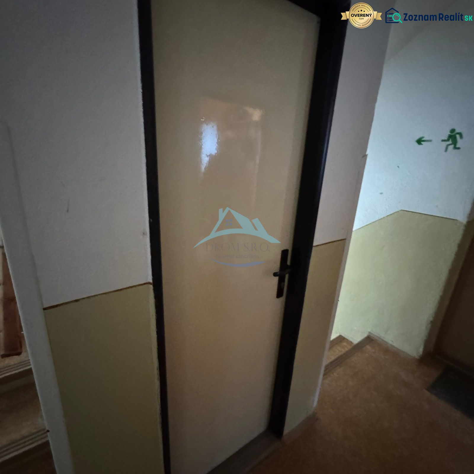 Eingangstür im Flur einer Einzimmerwohnung.