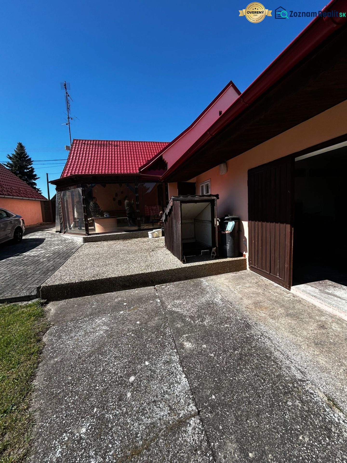 Einfamilienhaus in Mikulášov in Lakšárska Nová Ves mit rotem Dach und Hof.