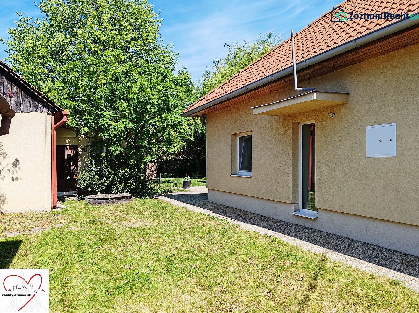 Ein Einfamilienhaus in der Devátova-Straße in Sládkovičovo mit Rasen und Bäumen.