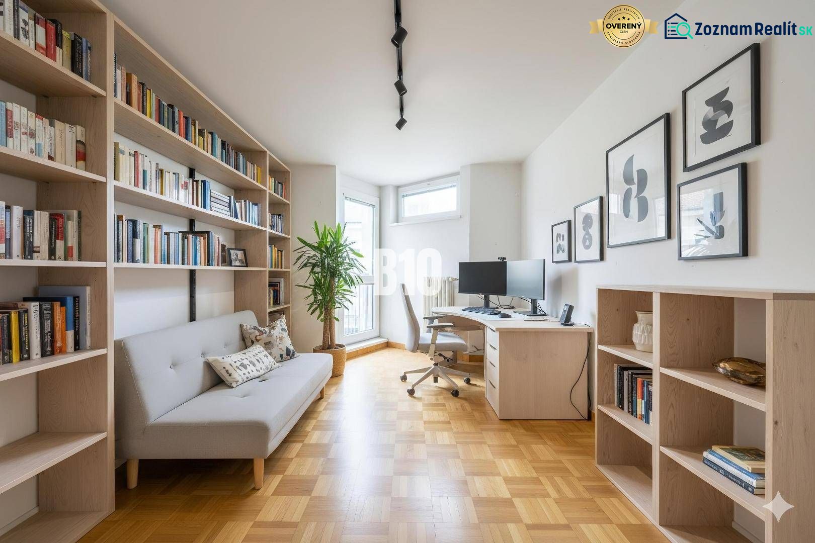 Arbeitszimmer in einer 4-Zimmer-Wohnung mit Bibliothek, Pflanze und Holzboden.