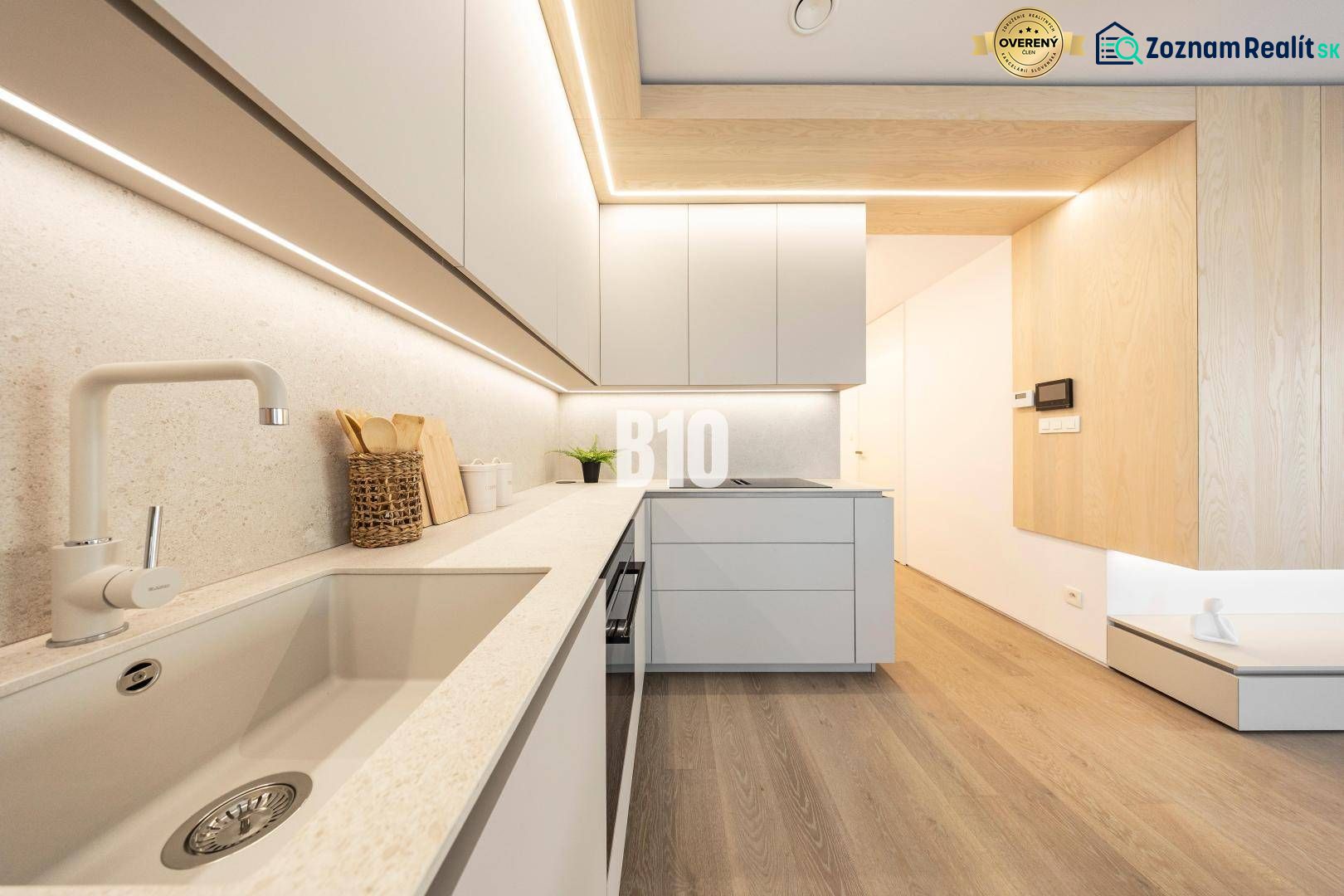 Küche in einer 3-Zimmer-Wohnung mit Holzboden und minimalistischem Design.