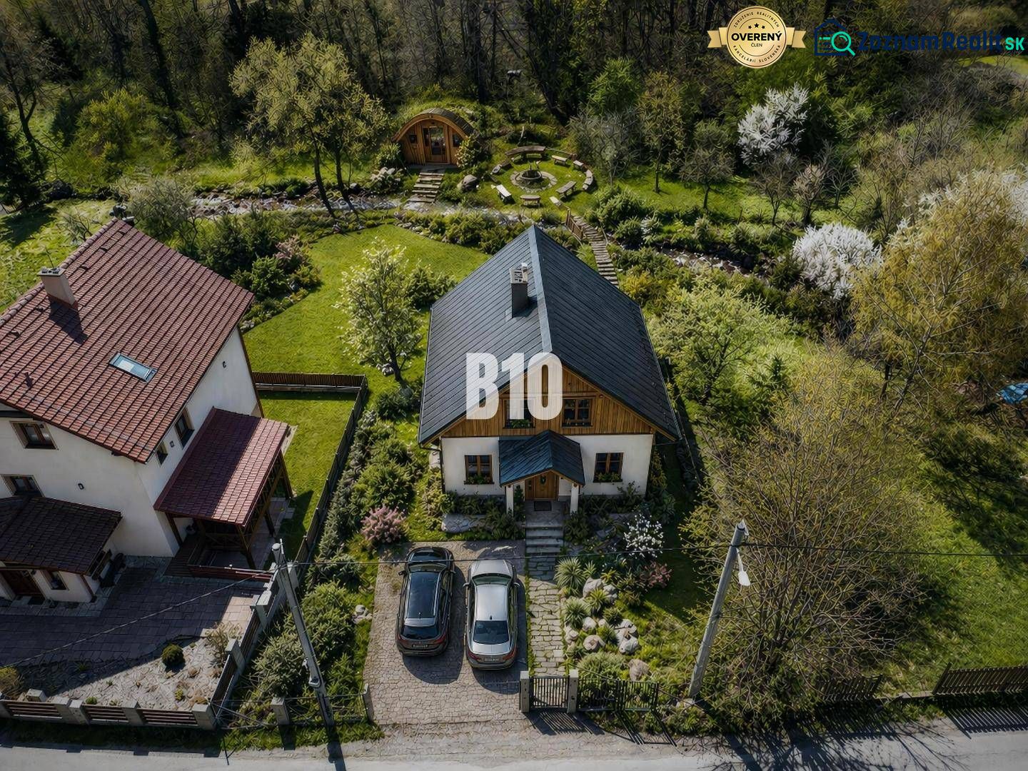 Ein Haus in der Straße Obrancov mieru in Banská Štiavnica, umgeben von einem gepflegten Garten. Grundstücke - Wohnen.