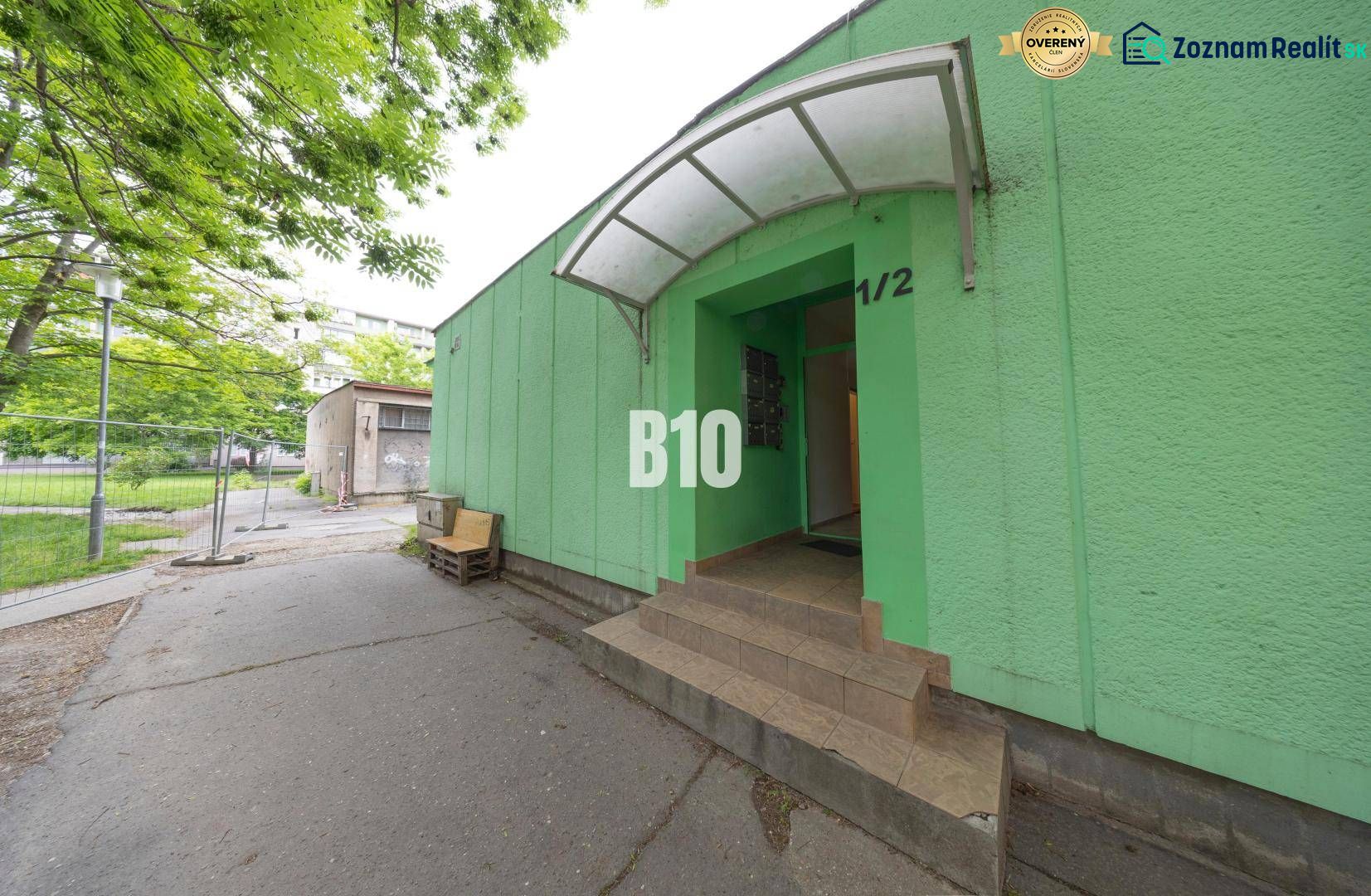 Eingang zum grünen Gebäude in der Straße Bratislava-Ružinov - Ostredky bei den Büros.