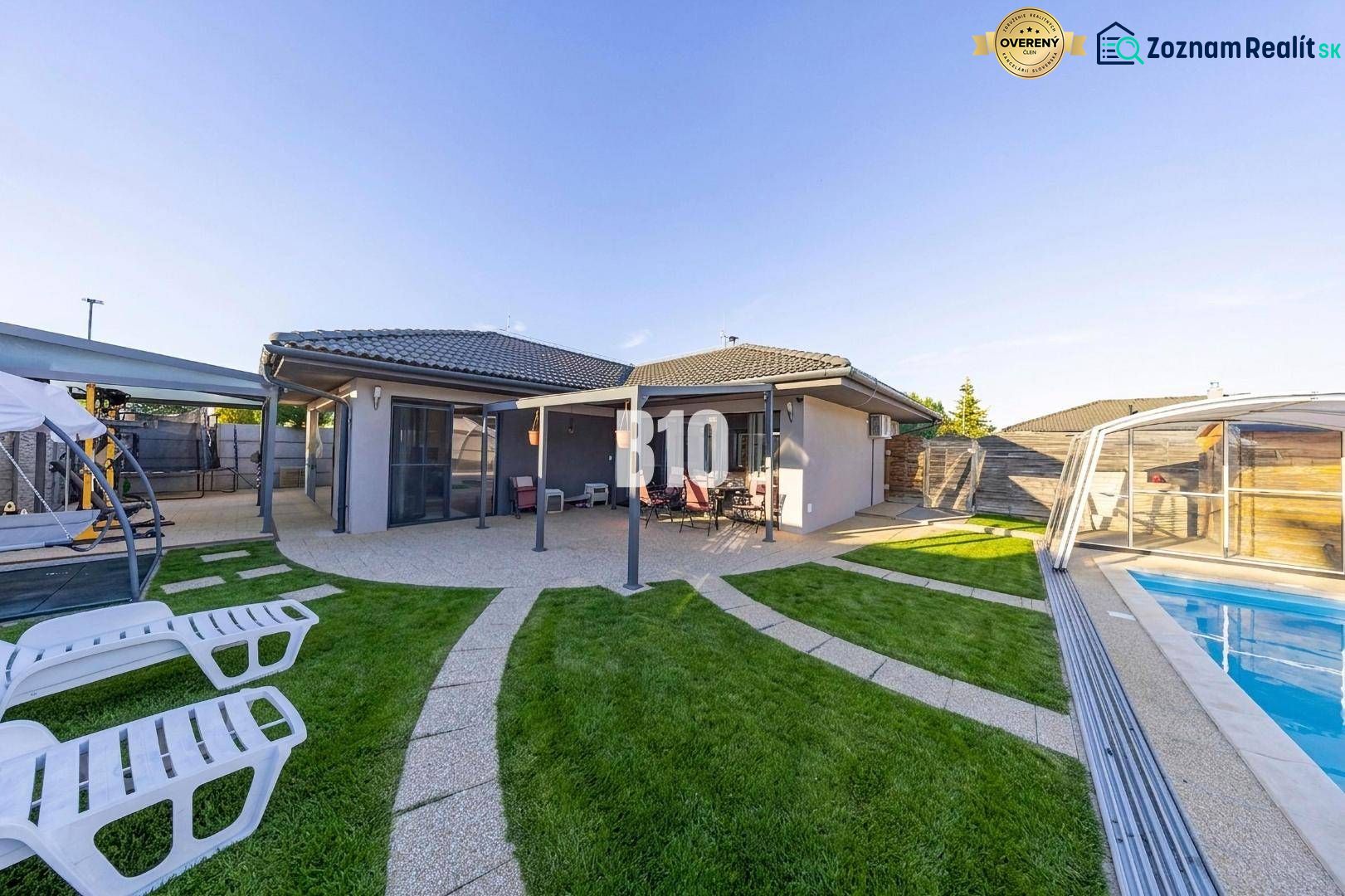 Ein Einfamilienhaus in Most pri Bratislave mit Terrasse, Pool und Liegestühlen im Garten.