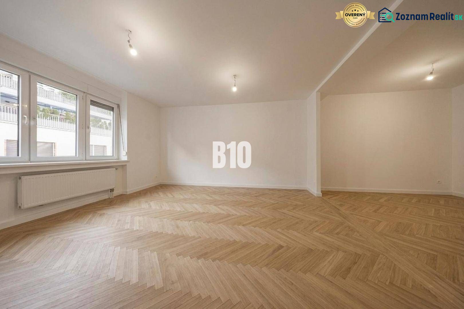 Geräumiges Zimmer mit Holzboden in einer 3-Zimmer-Wohnung.