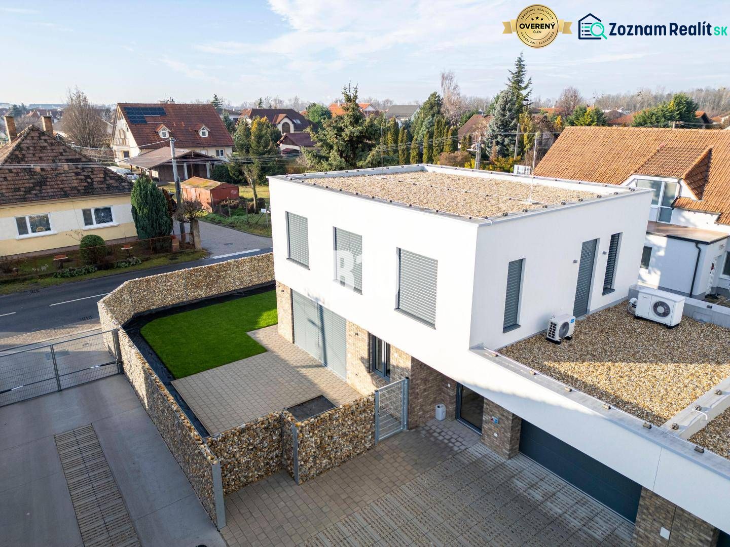Einfamilienhaus in der Ivanská-Straße in Malinovo mit Flachdach und Garten.
