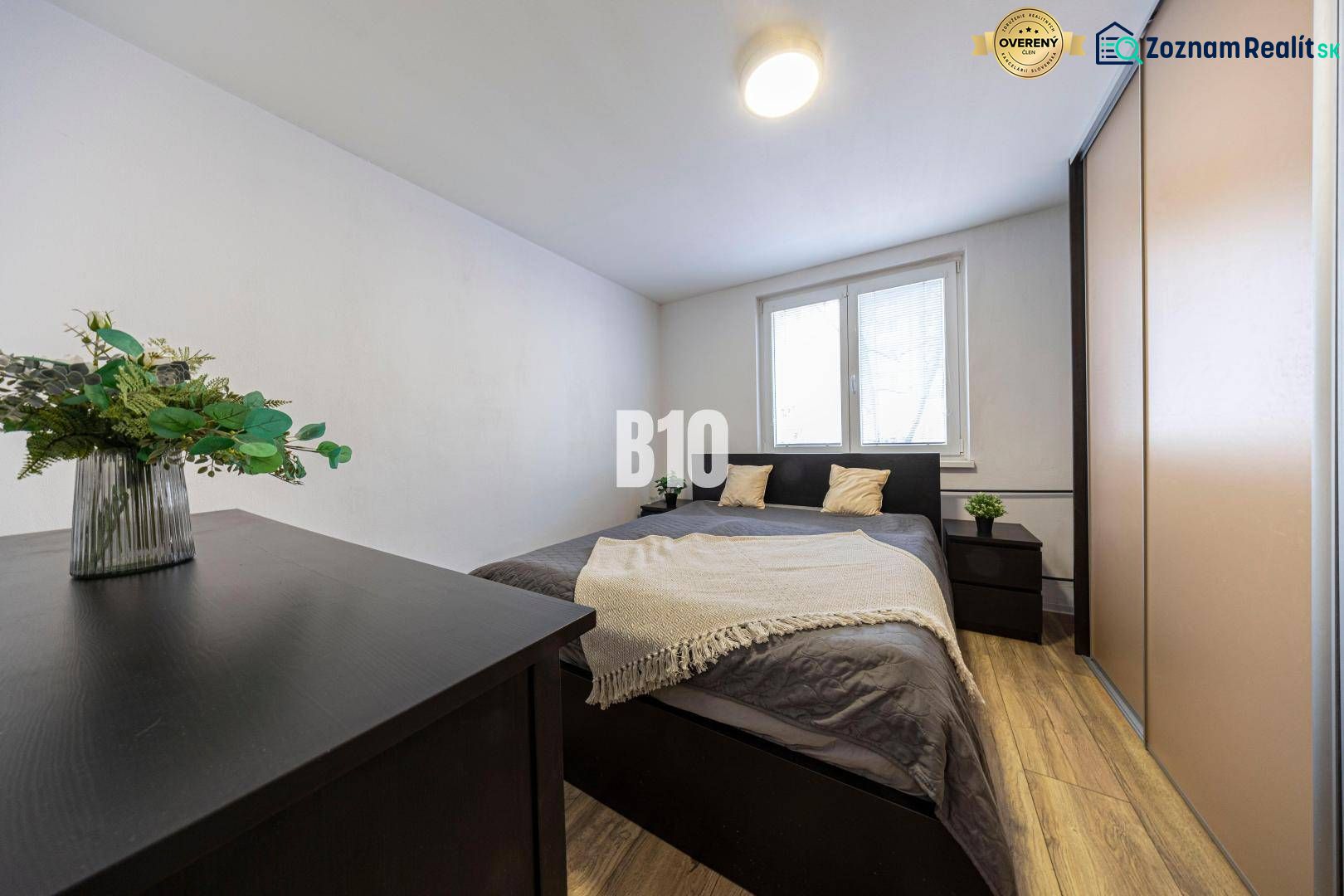 Schlafzimmer mit Doppelbett, Schränken, Kommode, Holzboden, 3-Zimmer-Wohnung.