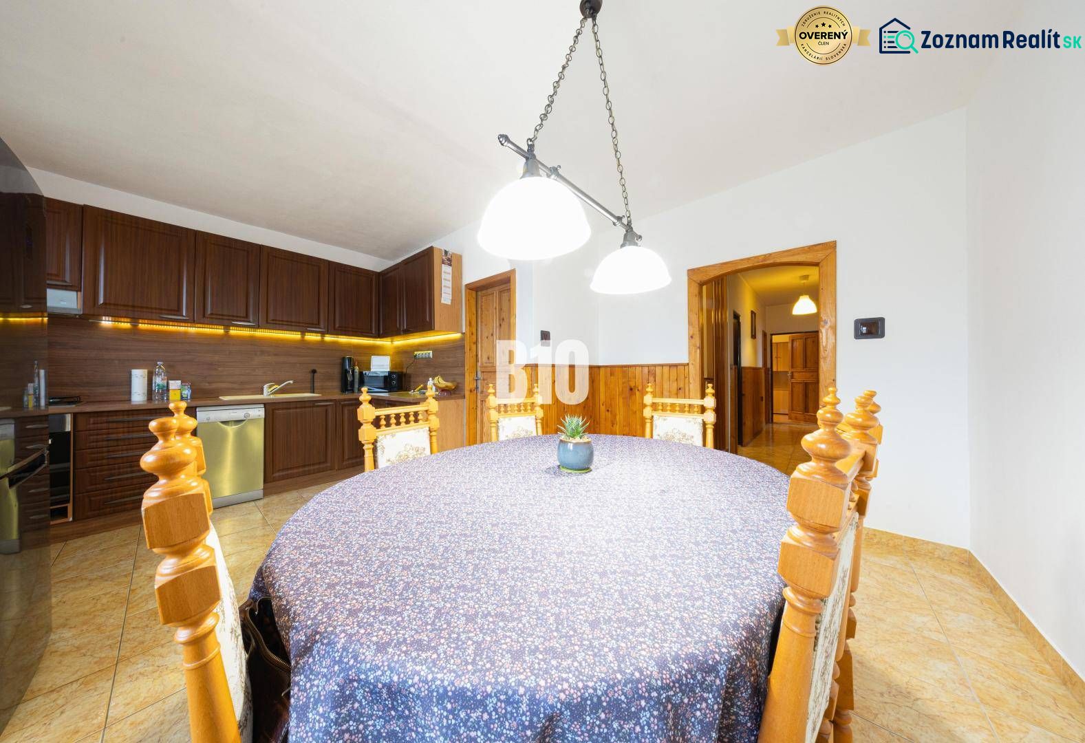 Esszimmer in einem Einfamilienhaus mit Holzelementen und einem dekorierten Tisch.