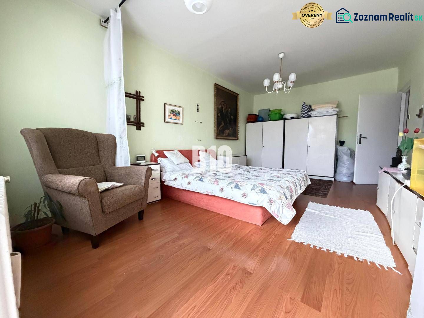 Helles Zimmer in einer 3-Zimmer-Wohnung mit Holzboden und Schlafzimmermöbeln.