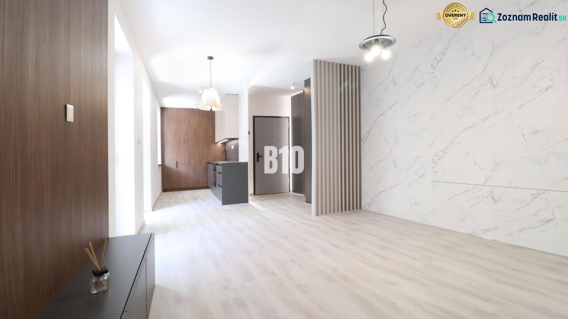 Innenraum einer 2-Zimmer-Wohnung mit Holzboden und Marmorverkleidung.