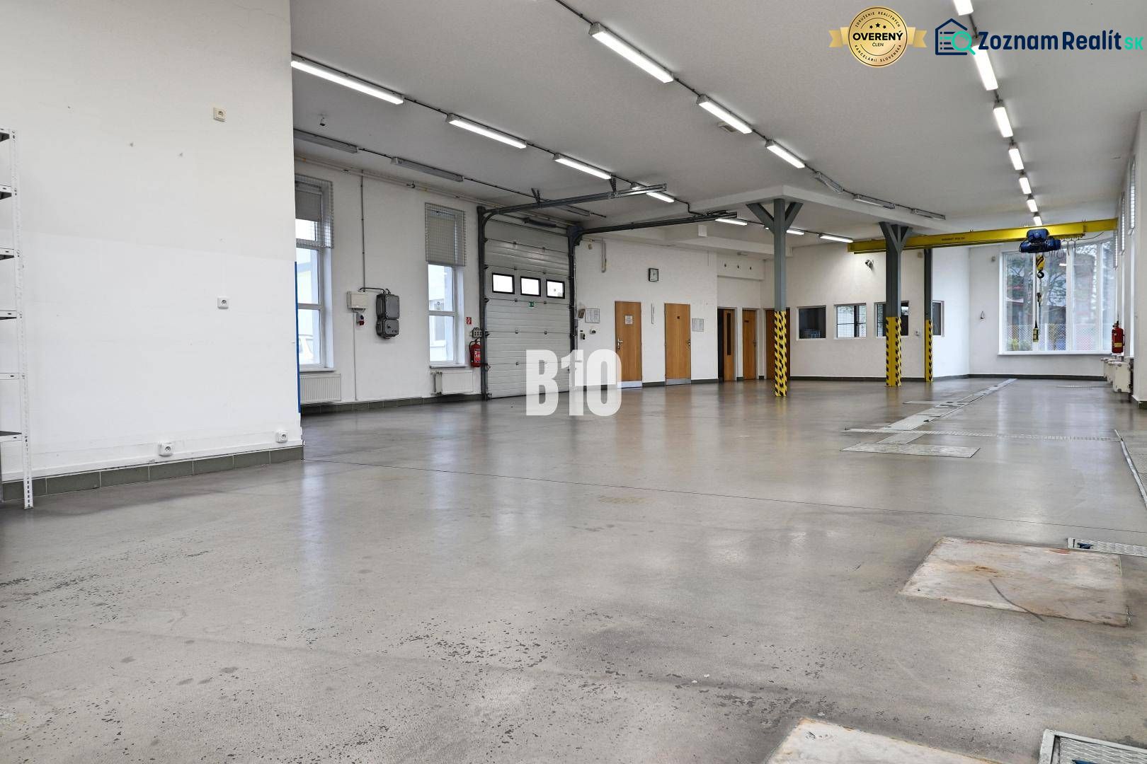 Helle Produktionsräume mit Betonboden und hoher Decke.