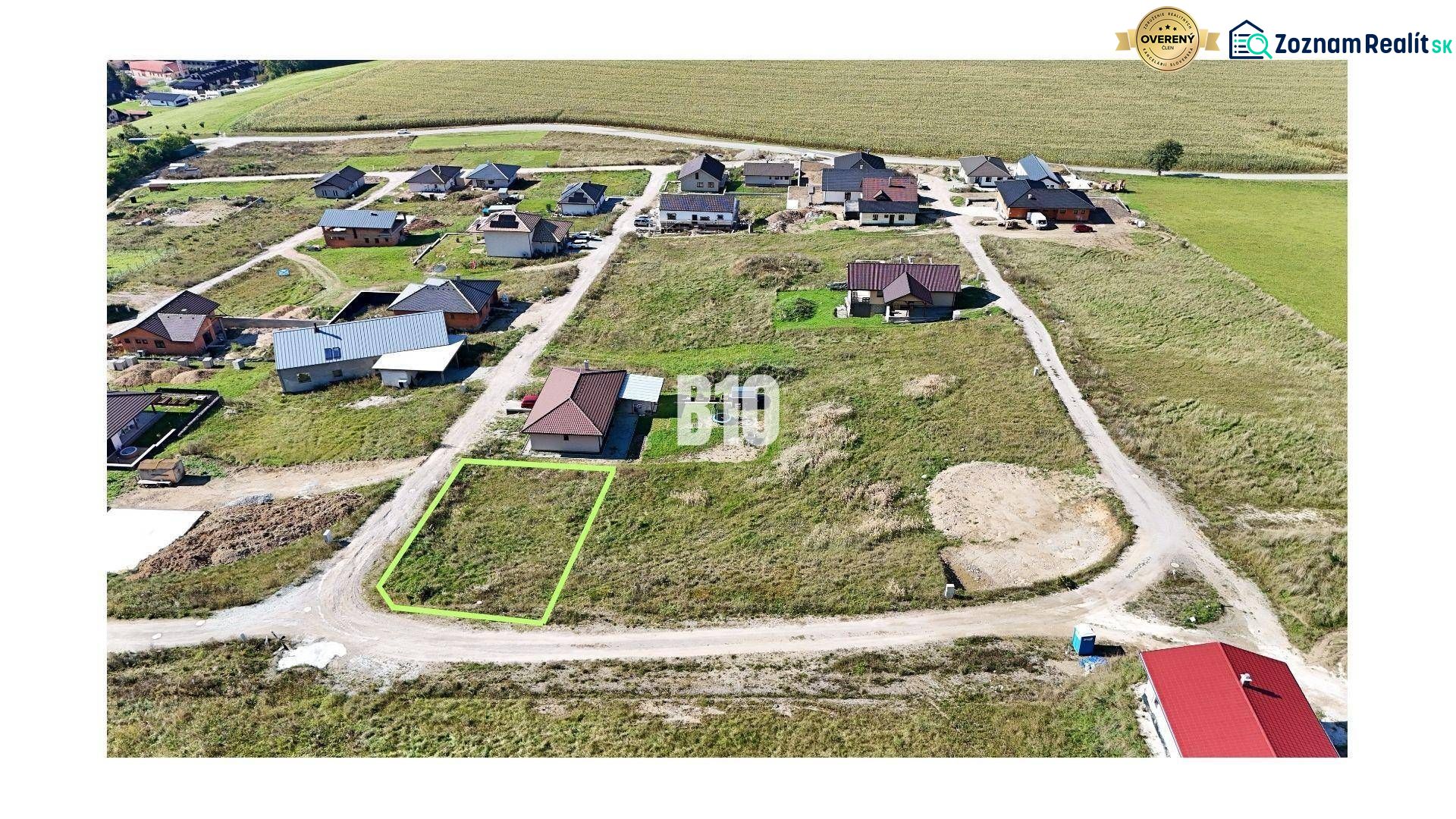 Ein Baugrundstück in Necpaly, eingebettet zwischen Häusern, bereit für den Bau.