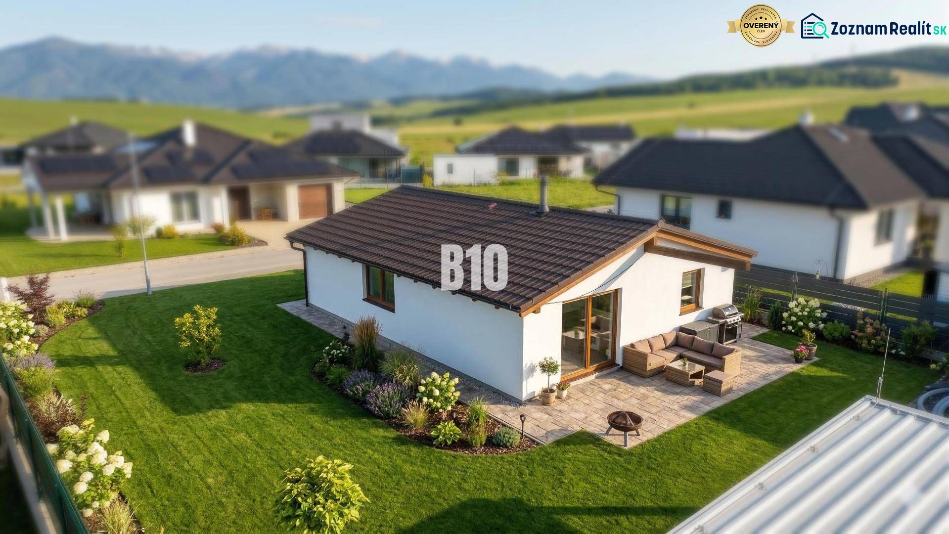 Einfamilienhaus in Diaková mit großem Garten und Terrasse, im Hintergrund Berge.