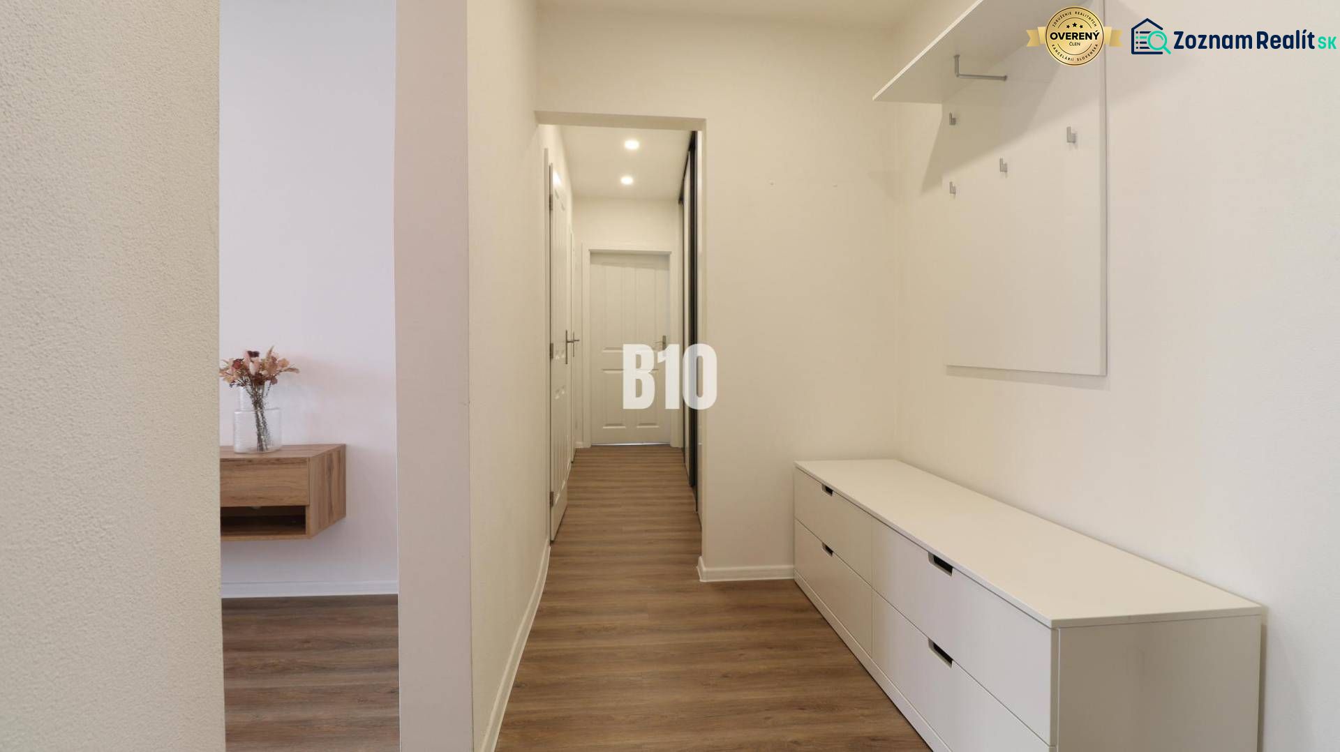 Flur einer 3-Zimmer-Wohnung mit Holzboden und Stauraum.