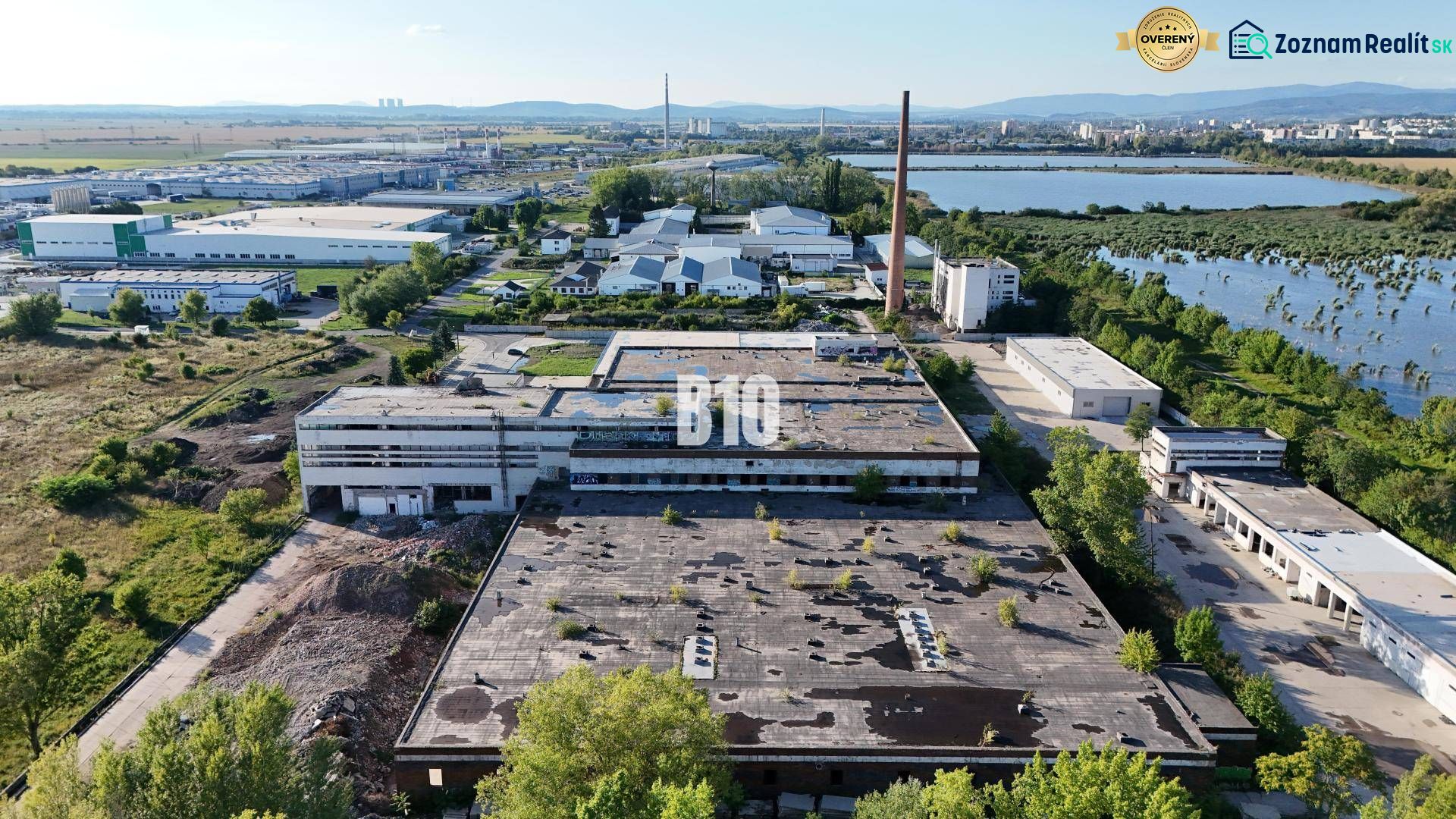Produktionsräume in Levice, umgeben von Grünflächen und einer Industriezone.