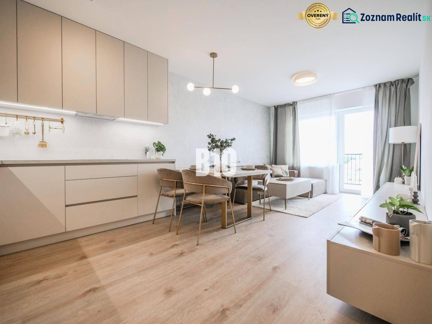 Wohnzimmer verbunden mit Küche in einer 2-Zimmer-Wohnung mit Holzboden.