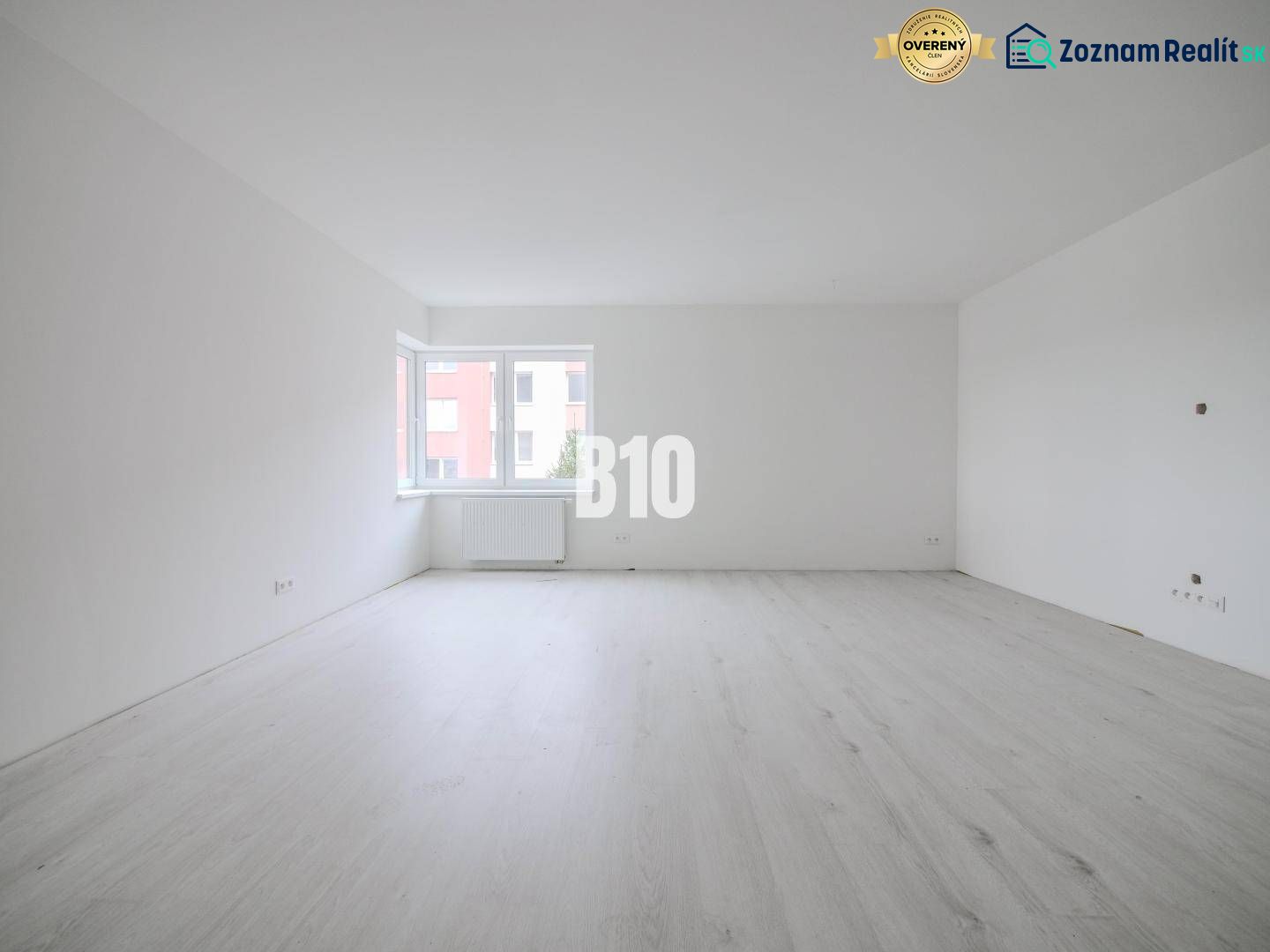 Geräumige 1-Zimmer-Wohnung mit hellen Wänden und Holzboden für modernes Wohnen.