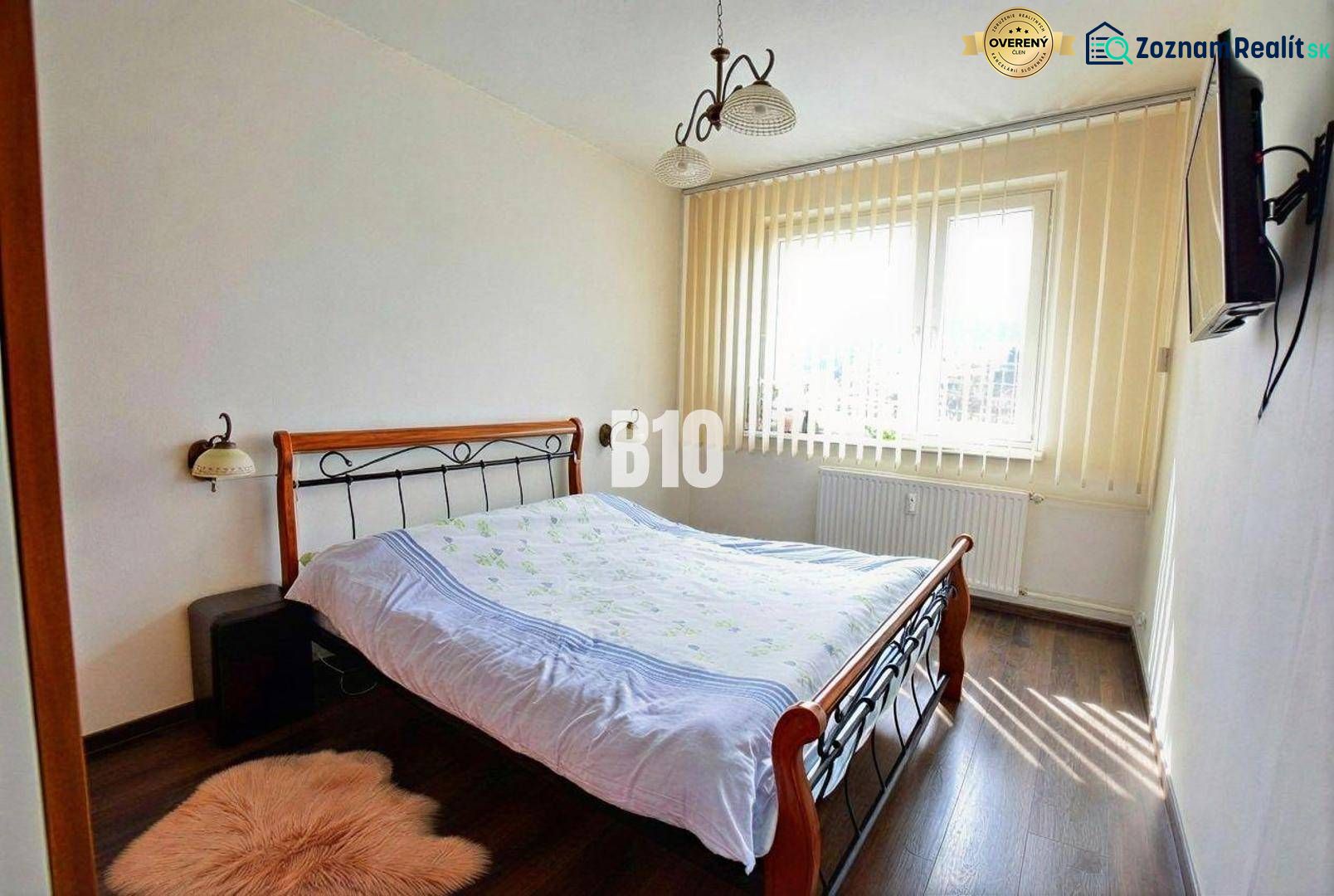 Schlafzimmer mit Doppelbett und Holzboden, 3-Zimmer-Wohnung.