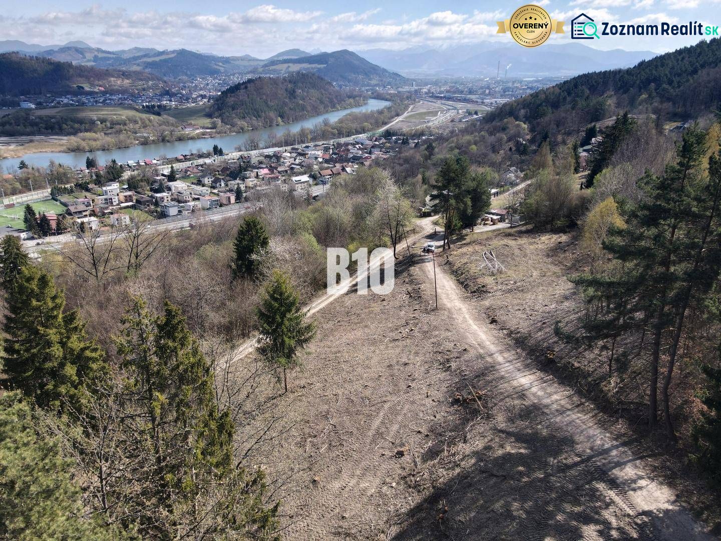 Grundstücke - Wohnen in Žilina mit Panorama des Flusses und der umliegenden Hügel.