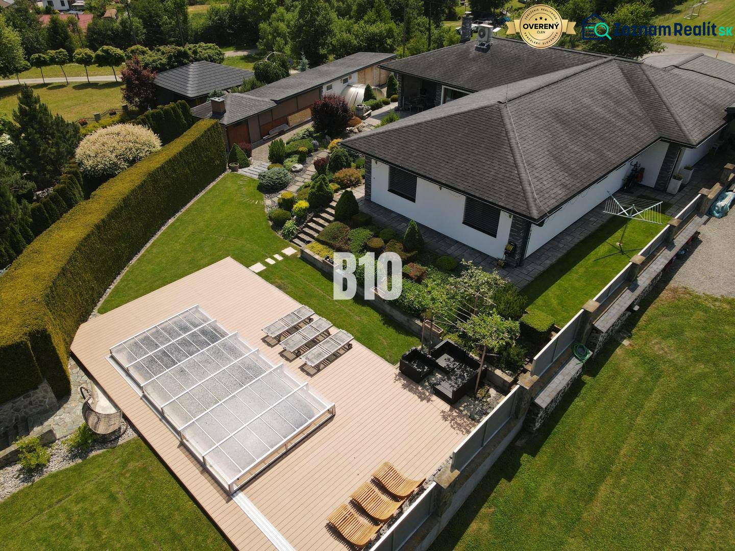 In Súľov-Hradná gibt es eine Villa mit einem Pool auf der Terrasse und einem gepflegten Garten.