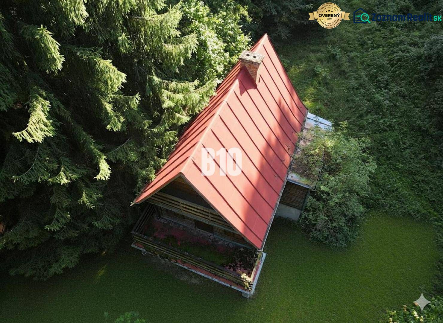 Eine Hütte in Kunerad mit einem schrägen Dach, umgeben von dichtem Baumbestand.