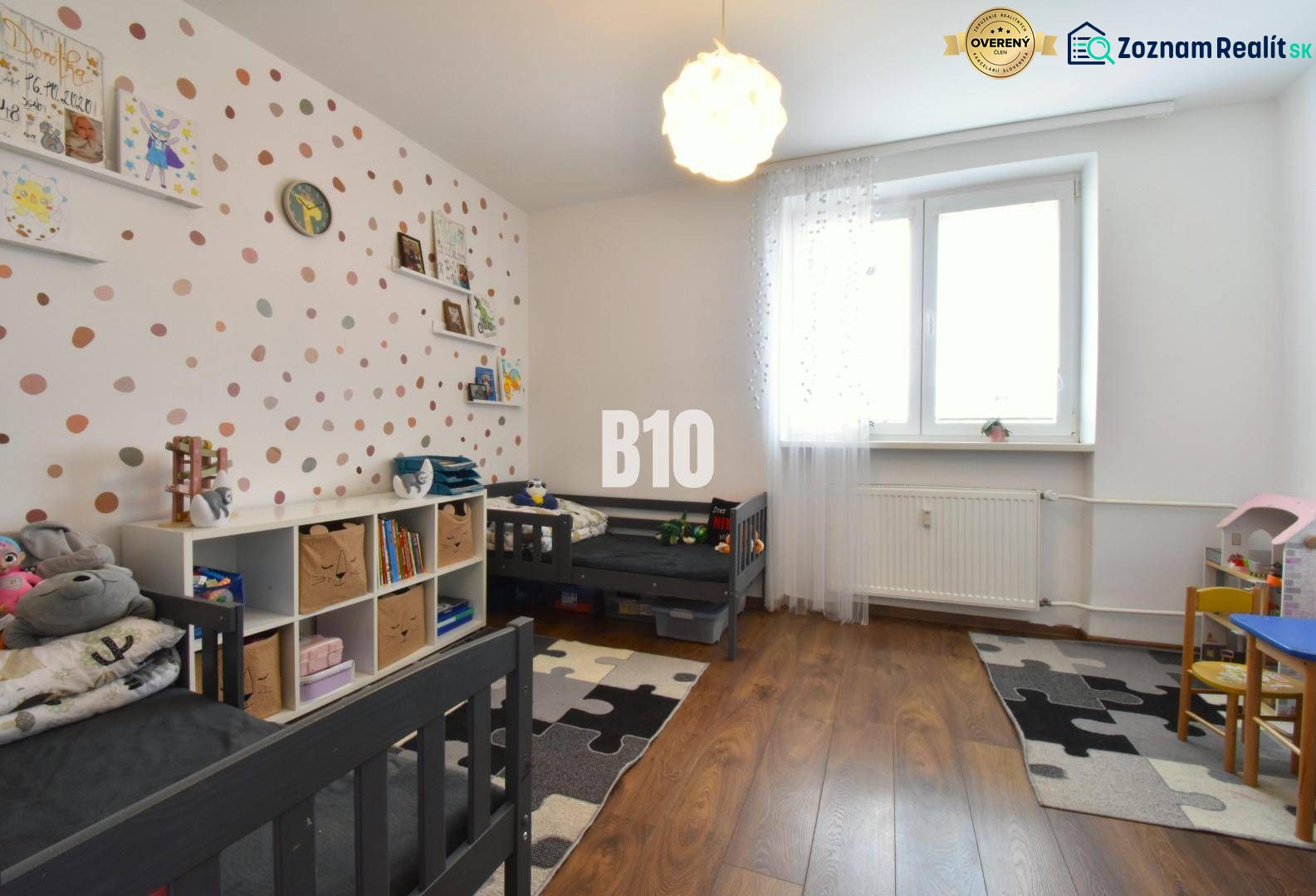 Kinderzimmer mit Holzboden in einer 3-Zimmer-Wohnung.