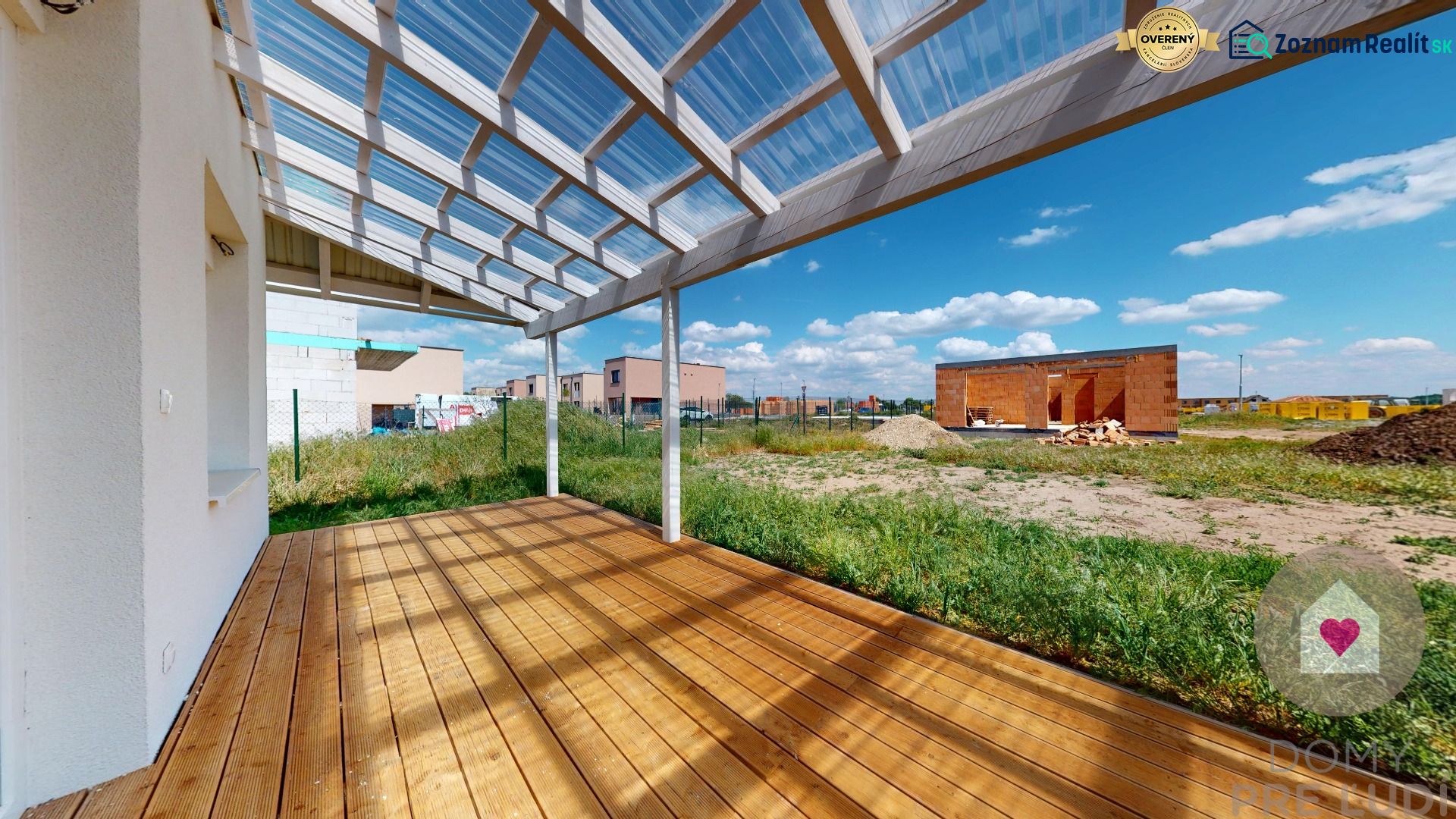 Die Terrasse eines Einfamilienhauses in Nový Svet mit einem Boden in Holzoptik und einer Pergola.