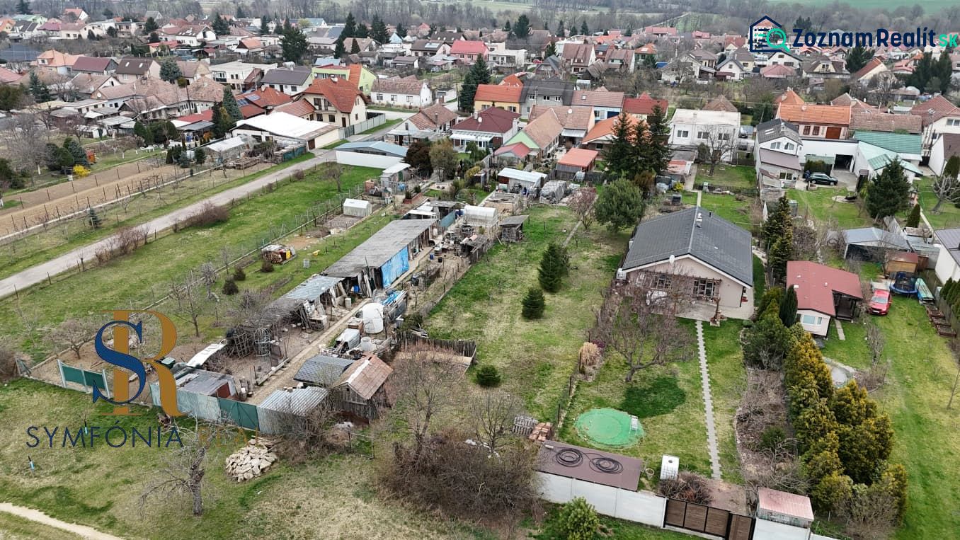 Luftaufnahme der Gärten in Budmerice in der Kaštielska-Straße.